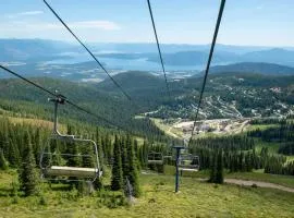 European Schweitzer Mountain Chalet with Hot tub