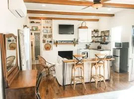 Charming Cottage w KING Bed 1m To Downtown