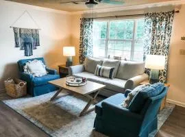 Cute Bleu Bison House -Sleeps 8 1 Block From HU