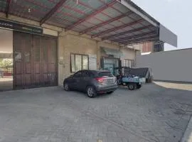 Super OYO Capital O 3198 Sukomanunggal Inn
