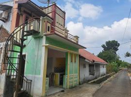 SPOT ON 94025 Jati Guest House, ξενοδοχείο σε Cirebon