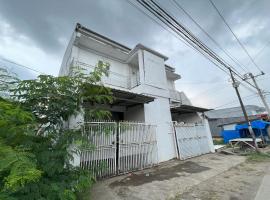 OYO 94161 Kost Aisyah Near Citra Grand Galesong City(Pattalassang), hotel v destinaci Bilibili