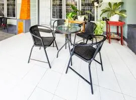 OYO Life 93154 White Kos Jenggala