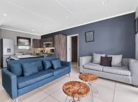 Spacious 2BR Apt in Central Sandton with WiFi , Gym and Pool