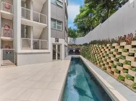 Stylish Sandton Stay 2BR Apt with WiFi , Gym and Pool