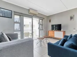 Modern Comfort Retreat in Central Sandton with WiFi , Gym and Pool