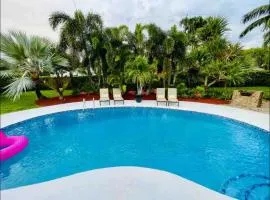 10 mins to Beach, 4 Bd, Heated Salt water pool