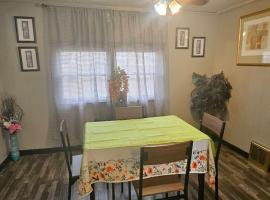 Cozy Retreat With Dine-in Kitchen, hotel v destinaci Cedar Rapids