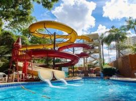 Golden Dolphin Grand Hotel - apt 2 quartos, frente piscina, com roupa de cama, até 7 hóspedes mais uma criança até cinco anos, Netflix, complexe hôtelier à Caldas Novas