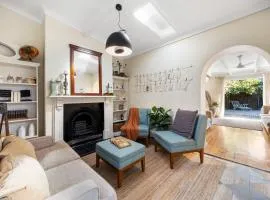 Bluestone Cottage - Vintage Courtyard Charm in CBD