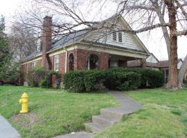 Charming Modern Retreat Near Downtown Jeffersonville & Bob Hedge Park, biệt thự ở Jeffersonville