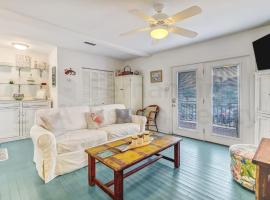 Vintage Home w Fire Pit, hotel in Fernandina Beach