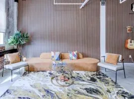 The Stallion #107 - Modern Spacious Loft in Downtown with free parking