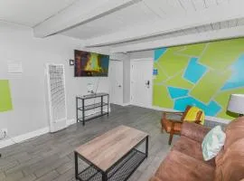 Reno Upper Unit with King Bed & Pull-Out Couch