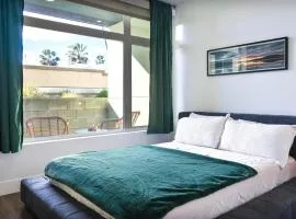 Bright & Stylish 1-Bedroom, Walk to Netflix, Perfect for Long Stays FREE PARKING