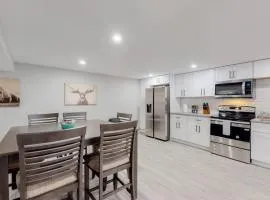 Modern & Updated Unit in Prime Location