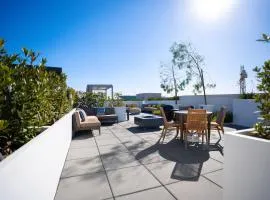 Ocean Breeze 2 bed Apt with FREE PARKING in Santa Monica