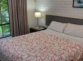 Bristol Hill Motor Inn
