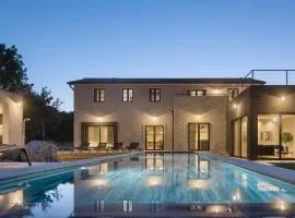 Villa Mons Caldera for 10 people with 40 m2 infinity heated pool & kids playground
