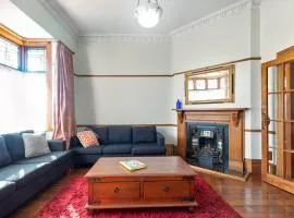 Stylish Victorian Home Near Walk to Beach & Te Papa