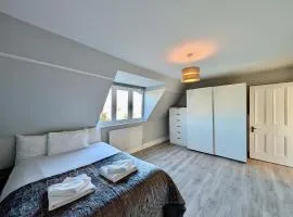 Private Room in Shared Flat with Free Parking