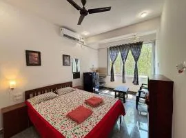 Serene Arambol Retreat - Private Studio with Garden View