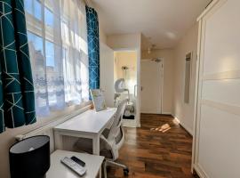 Cosy Double Room with private WC near Heathrow Airport, hotel in Hounslow