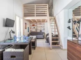 appartement en mezzanine sur la place d'armes a 100 m de la mer