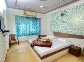 Hotel Ashutosh I 300mtr from shreenathji temple I 966o9o1oo6