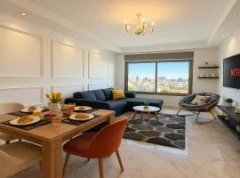 Cosy sunny central - 2 BDR near train and tram