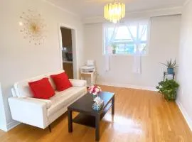 Sunny House - Main Floor, Free parking, in Toronto