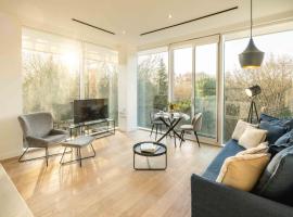 Chiswick Parkside Apartments by Sleepy Lodge London, cabin in Kew Bridge