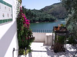 Riverside House, hotel with parking in Dornes
