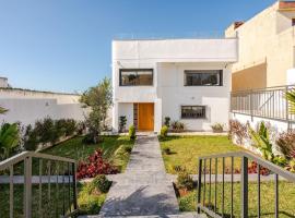 Charming Villa in Harhoura, hotel v destinaci Temara