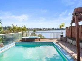 Poolside Lookout - Tauranga Holiday Home