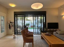Garden apartment in Ramat HaSharon, hotel v destinaci Ramat HaSharon