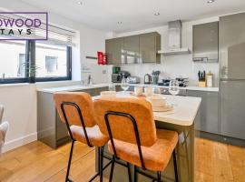 Quality Serviced Apartments in Camberley Town Centre, Free WiFi By Redwood Stays, hotel i Camberley