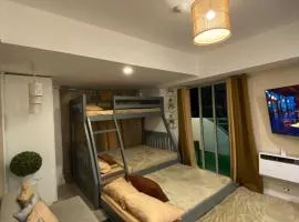1-BR Condo with 4 BEDS, DINING, Karaoke,NETFLIX,YTpremium,GAMES,WIFI,25TH fLoor - Sunrise & Sunset CITY&POOL view , wrap-around BALCONY