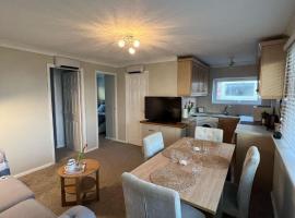 Beach Chalet - 2 Bedrooms - 4 Guests - Parking, hotel em Great Yarmouth
