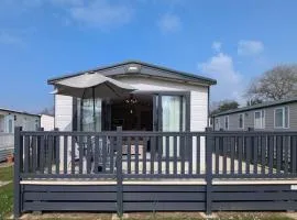 PRESTIGIOUS BEAUTIFUL AND VERY SPACIOUS AMBLESIDE on AWARD WINNING SHOREFIELD COUNTRY PARK Entertainment Passes Included ST