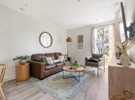 Down Town Condo with gym pool BBQ jacuzzi