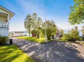Leilighet p&aring; Finnsnes, Senja, hotel que acepta mascotas en Senja