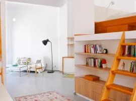 Charming Bright & Airy Loft Studio!