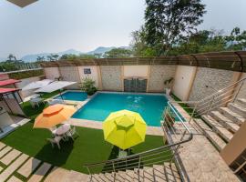 Las Cascadas Resort, vie&scaron;butis su baseinais mieste Naranjillo