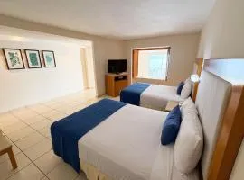 Functional, pool and direct access to the beach!