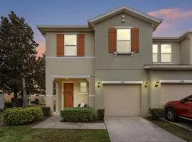 Amazing 4BdrmsPrivate Hot Tub7 miles from Disney