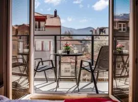 Balcony and Free Parking Apartment Near Lake and Old Town