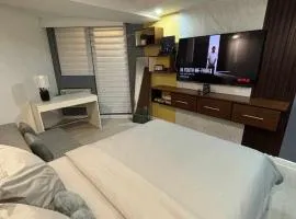 22nd-Floor Spacious Studio with Sunrise & Pool Views, Hi-Speed WiFi & Working Space, Netflix, Disney, Kitchen, Wide Balcony