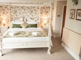 5 Bed Luxury Townhouse with Hot Tub, Rooftop Terrace, Perfect for Groups, Near Cruise Terminal