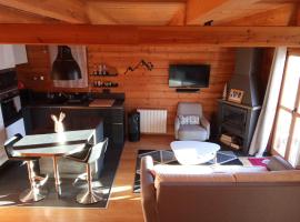 Chalet chaleureux 8 pers avec cheminée - FR-1-504-692, hotel in La Joue du Loup